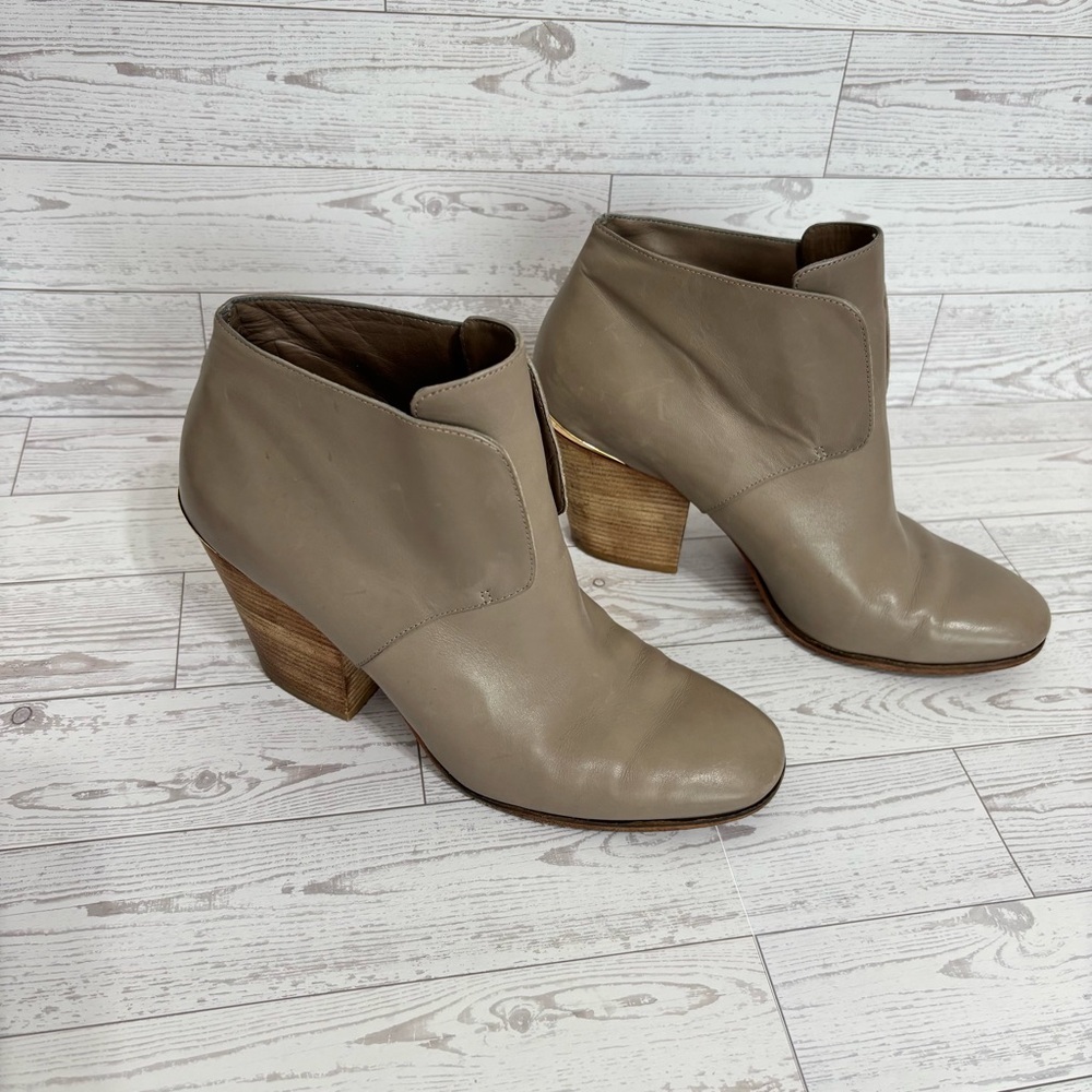 Cole Haan Hayden Taupe Leather Slip On Heeled Ankle Bootie sz 9B